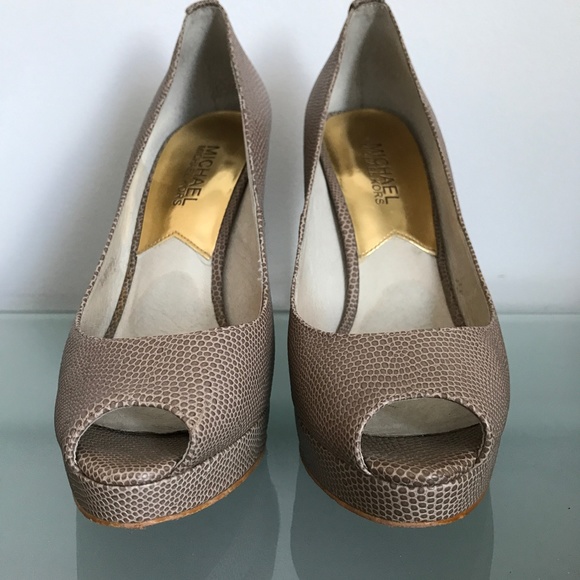 Michael Kors - Tan Crocodile Platform Heel / Pump - Picture 2 of 10